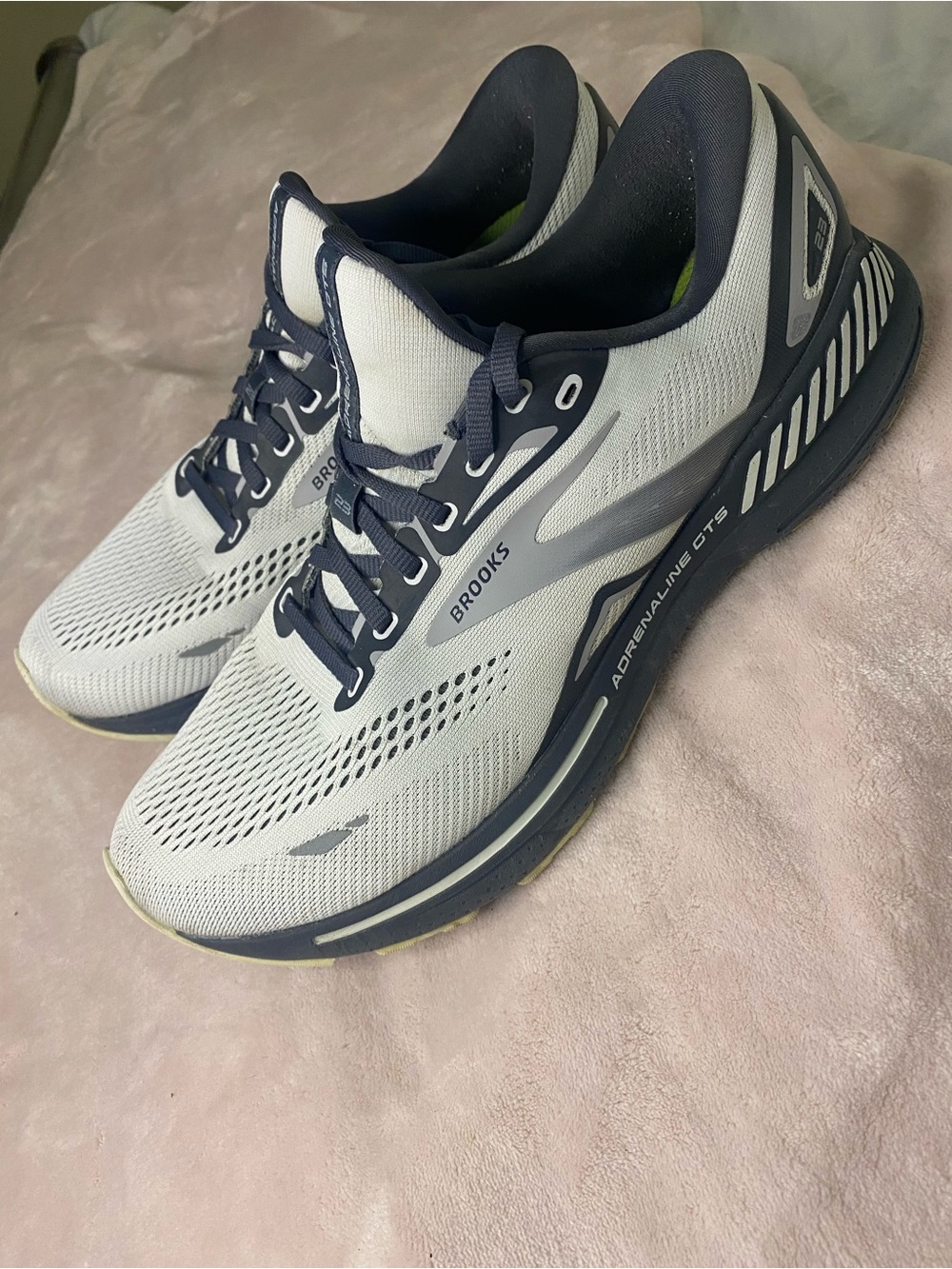 Brooks Adrenaline GTS 23 Men's Size 10 Gray Black Running Sneakers Gym Shoes